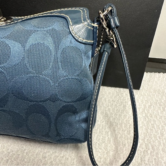 Y2K Coach Blue signature Turnlock wristlet - Picture 9 of 13